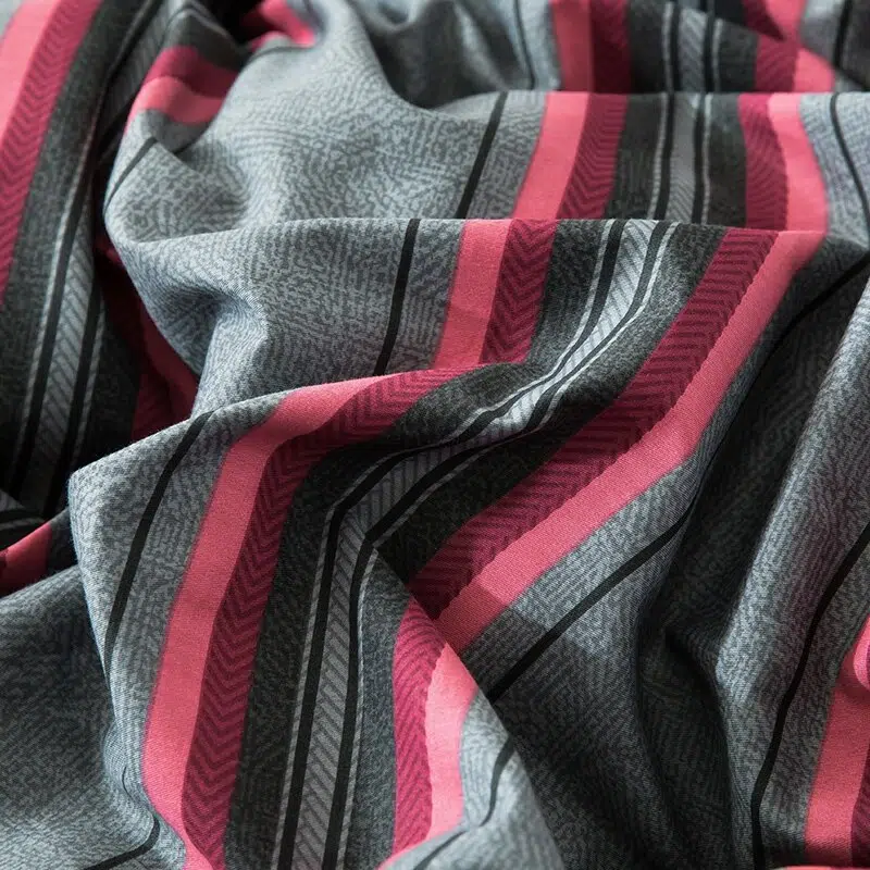 Parure De Lit Noir Et Rouge à Rayures – Image 2